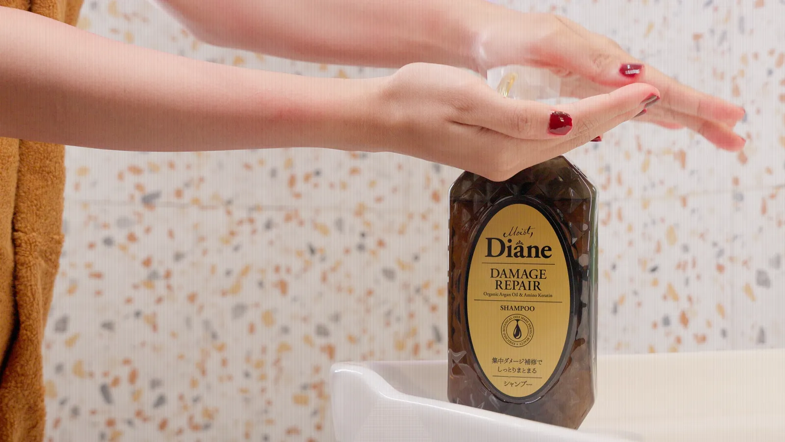 Moist Diane frame 08
